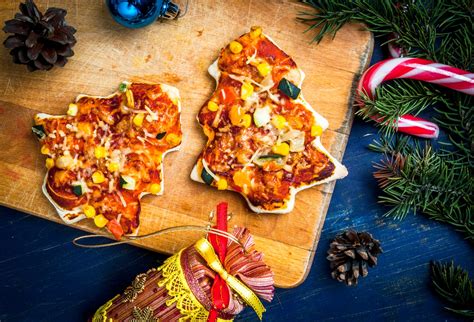 Holiday pizza - I had so much fun making these delicious homemade Pull-Apart Holiday Pizzas. They're perfect for holiday baking and sharing with loved ones! Thank you to Fle...